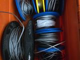une boîte avec un tas de fils à l'intérieur