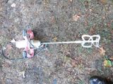 un chien attaché à une corde