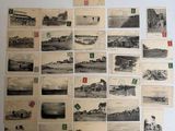 beaucoup de vieilles cartes postales accrochées au mur d'une pièce