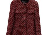 une veste rouge et noire suspendue à un cintre