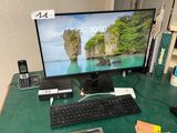 un bureau d'ordinateur sur lequel se trouvent un clavier, une souris et un téléphone portable