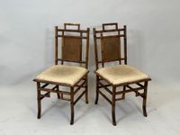 Paire de chaises en bambou, l'assise en tissu clair.