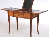 une petite table en bois sur laquelle se trouve un miroir