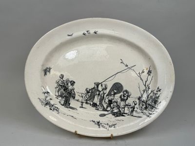 une assiette en noir et blanc sur laquelle est représenté un dessin de personnes