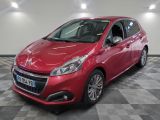une voiture rouge est garée dans une pièce au sol en damier