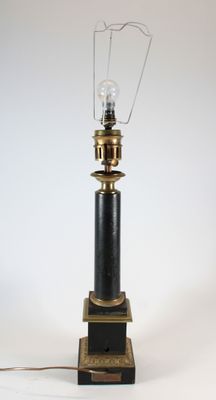 une image représentant une lampe noire surmontée d'une ampoule