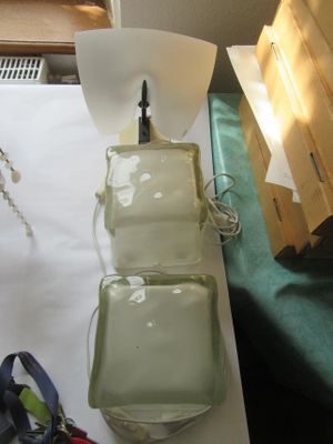 une table sur laquelle sont posés plusieurs sacs