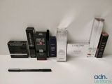 plein de boîtes de maquillage et un stylo sur la table