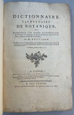 un livre ouvert sur lequel est posée une image représentant une fleur