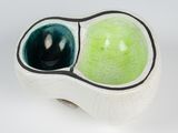 un bol blanc contenant une pomme verte