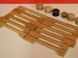 une étagère en bois munie de boutons en bois
