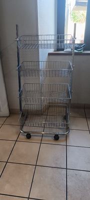 un chariot métallique posé sur un sol carrelé