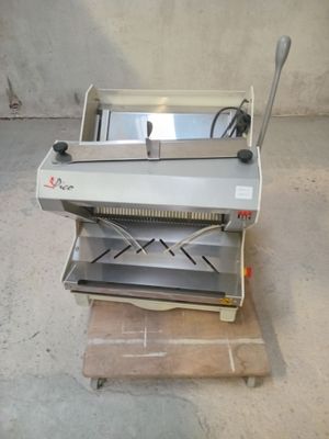 une machine posée sur une palette