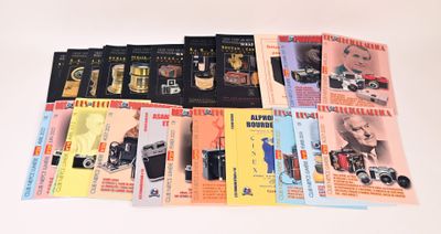 beaucoup d'affiches de vieux films sur la table