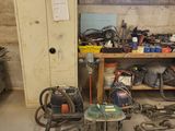 une photo d'un établi avec des outils dessus