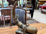 une grande corne posée sur une table dans une pièce