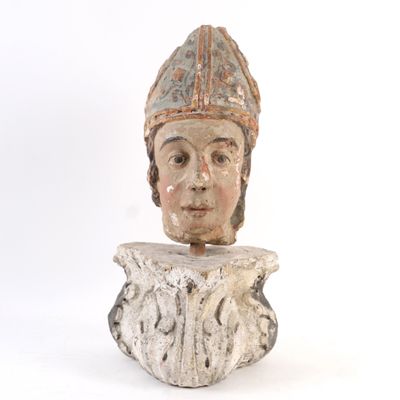 statue d'un homme coiffé d'un chapeau, posée sur un socle