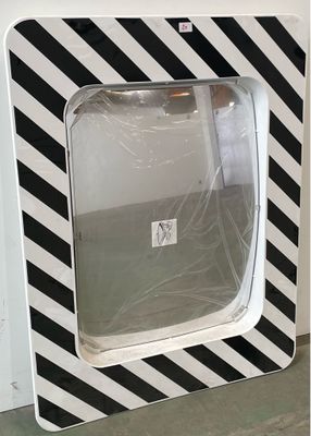 une photo en noir et blanc d'un téléviseur dans un carton