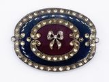 une photo d'une broche ornée d'un nœud