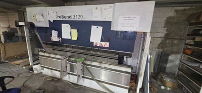 une grande machine qui se trouve dans un garage
