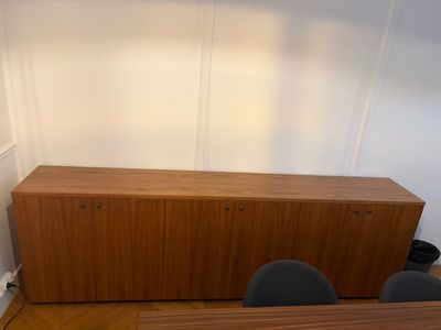 Buffet en bois de placage ouvrant à 6 vantaux