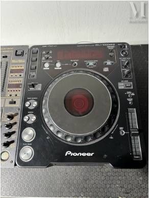 un lecteur CD posé sur une table