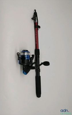 une canne à pêche et une canne de pêche accrochées au mur