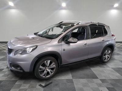 la voiture argentée est garée sur un sol en damier dans le garage
