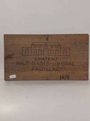 une vieille boîte en bois sur laquelle est collée une étiquette portant l'inscription « Château Haut-Bages-U-Br »