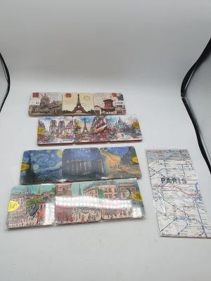 une table blanche sur laquelle se trouve une pile de cartes