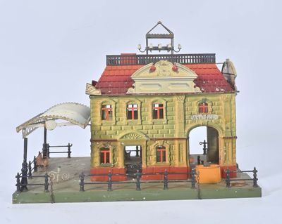 un bâtiment jaune et rouge avec un toit rouge et un toit rouge