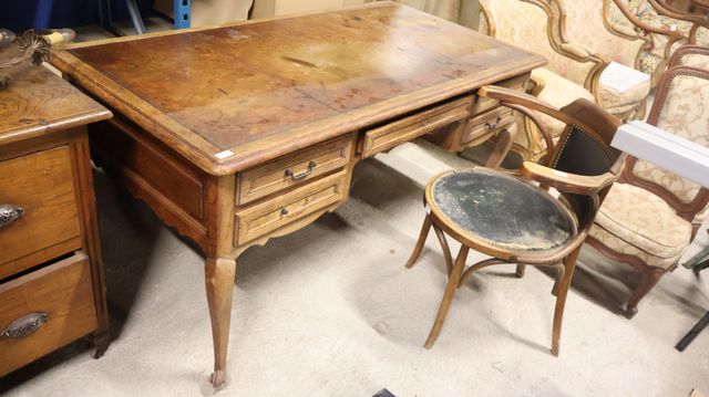 Bureau plat de style louis XV rustique de manufacture contemporai...