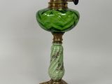 une image représentant une lampe en verre vert surmontée d'une couronne