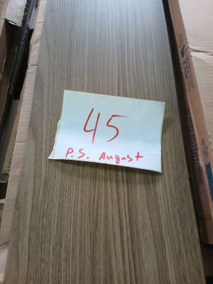 un morceau de bois sur lequel est accrochée une étiquette de prix