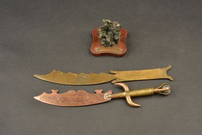 deux types différents d'objets métalliques posés sur une table