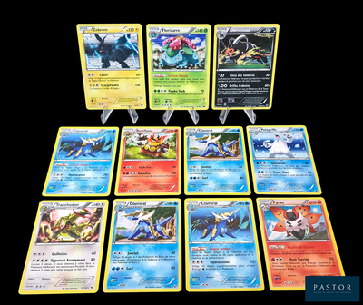 Plusieurs cartes Pokémon sont disposées en rangée sur un fond noir