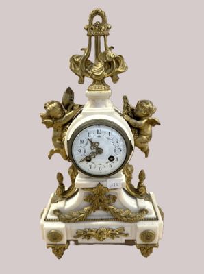 Pendule en bronze et marbre époque Napoléon III décor de ché…