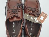 men ' s brown leather dress shoes with laces on top of a box