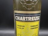 une bouteille d'alcool posée sur une table