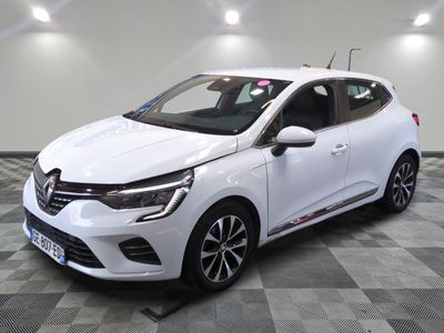 une voiture blanche est garée sur le sol à carreaux d'un garage