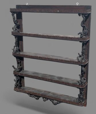 une étagère en bois comportant plusieurs tablettes