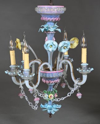 un lustre auquel sont suspendues des fleurs et des bougies