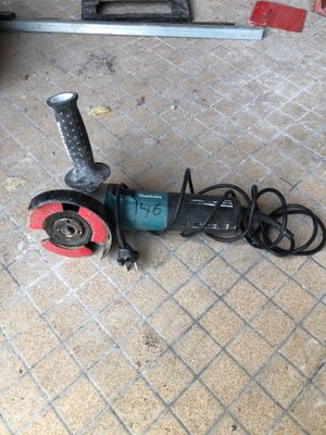une petite machine posée sur le sol
