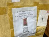une boîte en carton sur laquelle figure l'image d'un homme et à laquelle est accrochée une étiquette de prix