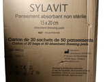 une boîte en carton sur laquelle est accrochée une pancarte indiquant « sylavt »