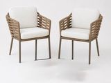une paire de chaises avec des coussins blancs sur fond blanc