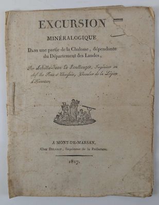un vieux livre posé sur une table à côté d'un mur blanc