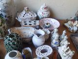 une table sur laquelle sont posés de nombreux vases et autres objets