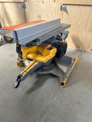 un gros plan d'une scie à table posée sur un support dans un garage