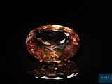 un diamant orange sur une surface noire